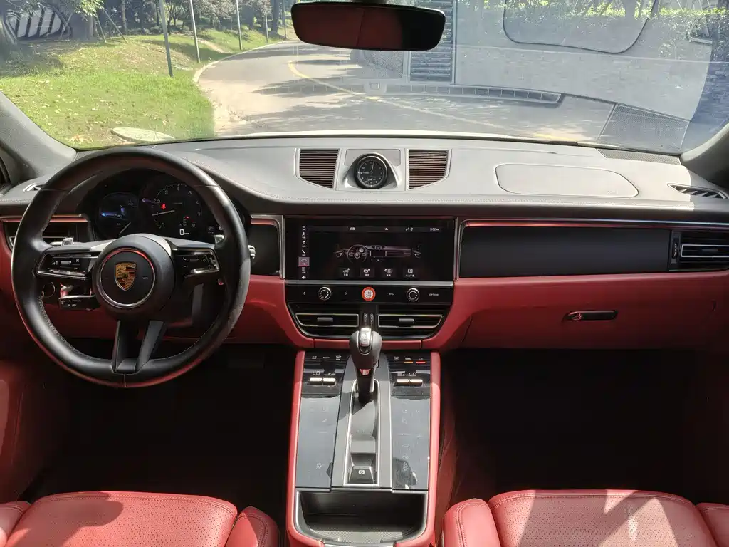PORSCHE MACAN