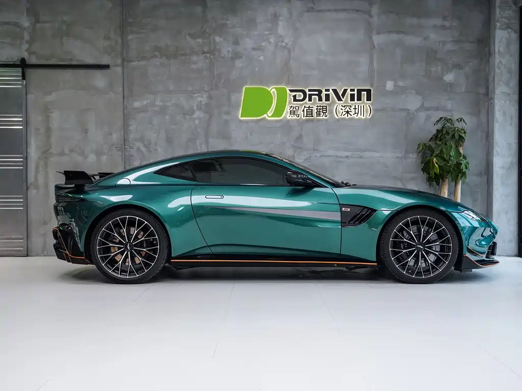 ASTON MARTIN V8 VANTAGE