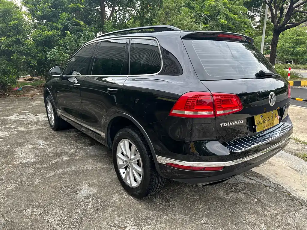 VOLKSWAGEN TOUAREG