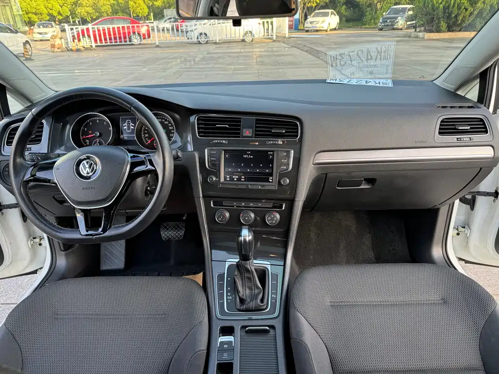 VOLKSWAGEN GOLF