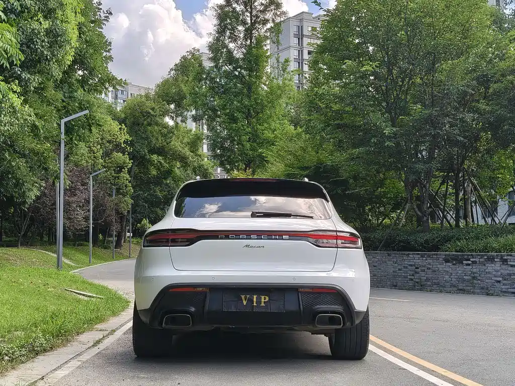 PORSCHE MACAN