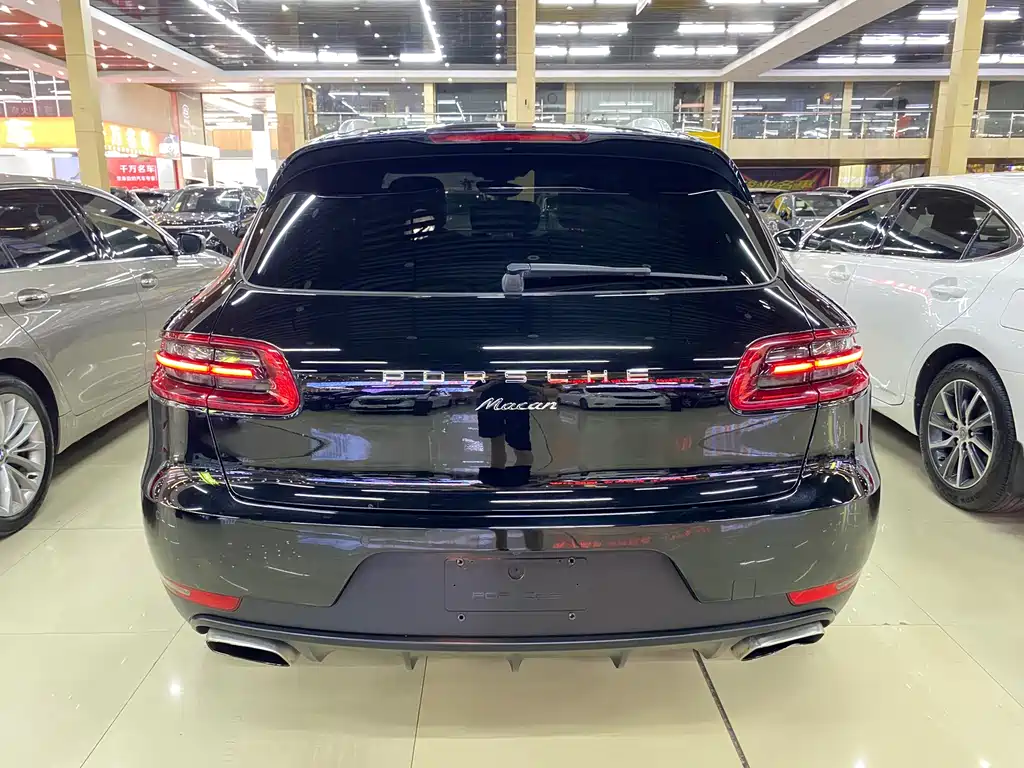 PORSCHE MACAN