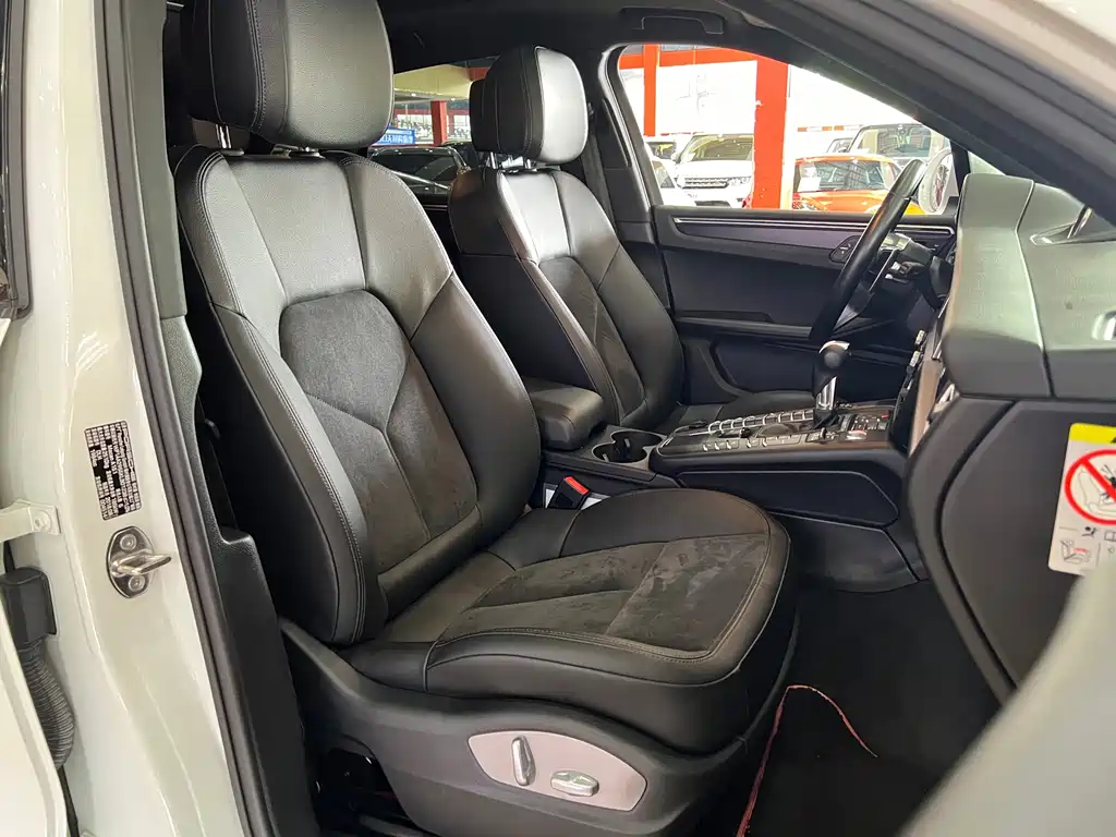 PORSCHE MACAN