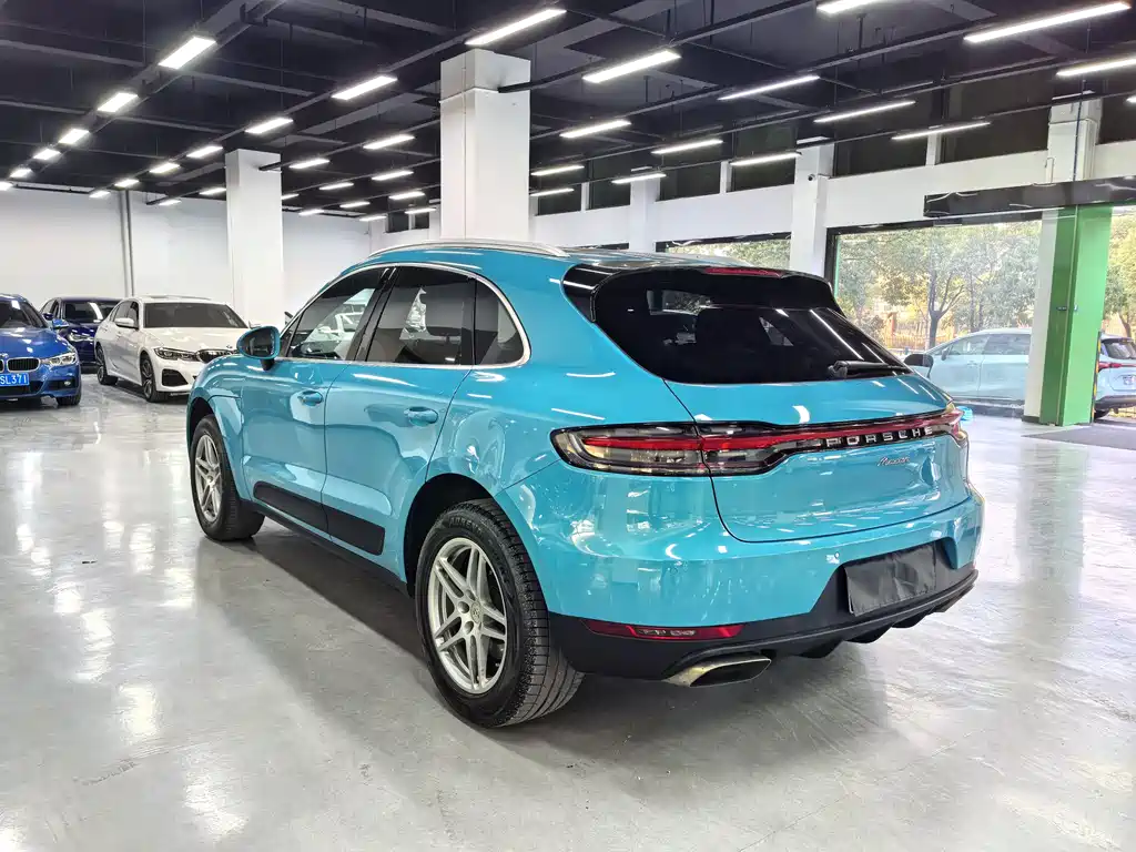 PORSCHE MACAN