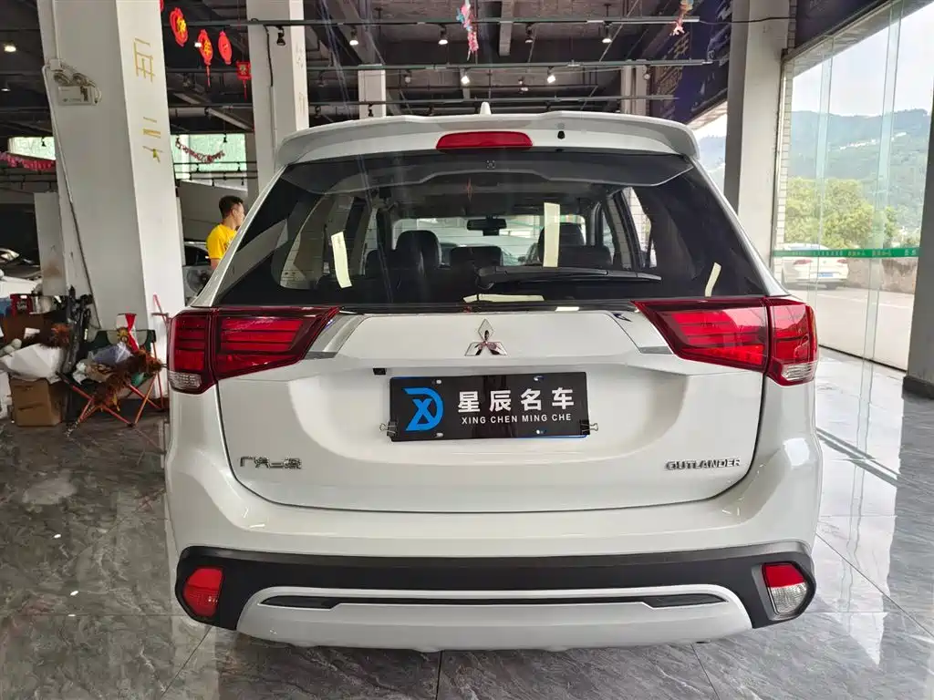 MITSUBISHI OUTLANDER