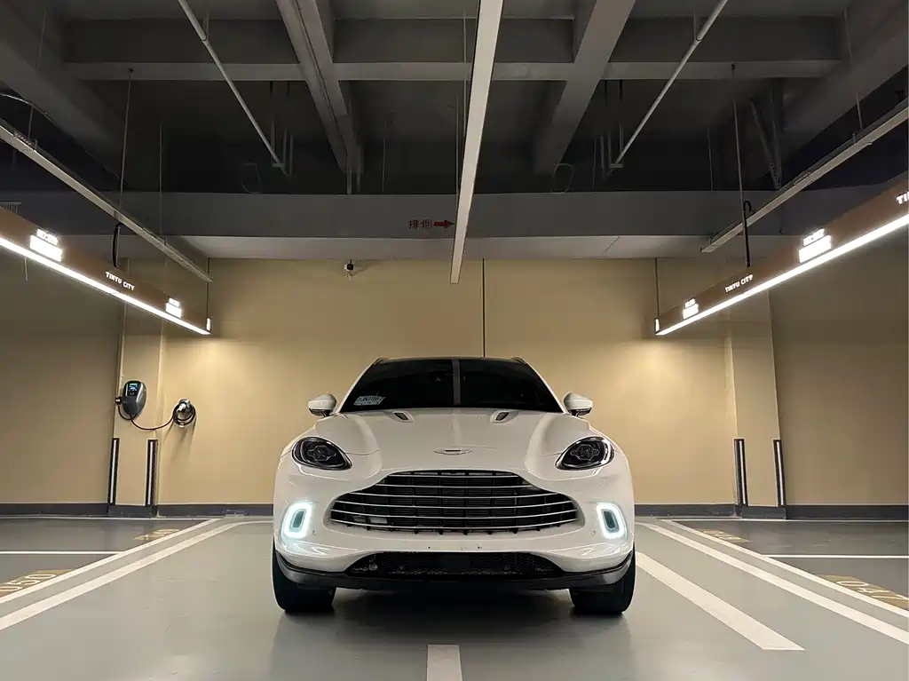 ASTON MARTIN  DBX