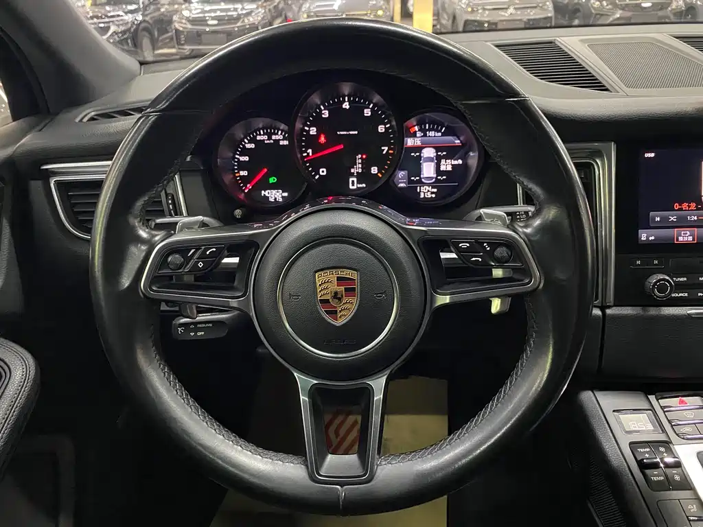 PORSCHE MACAN