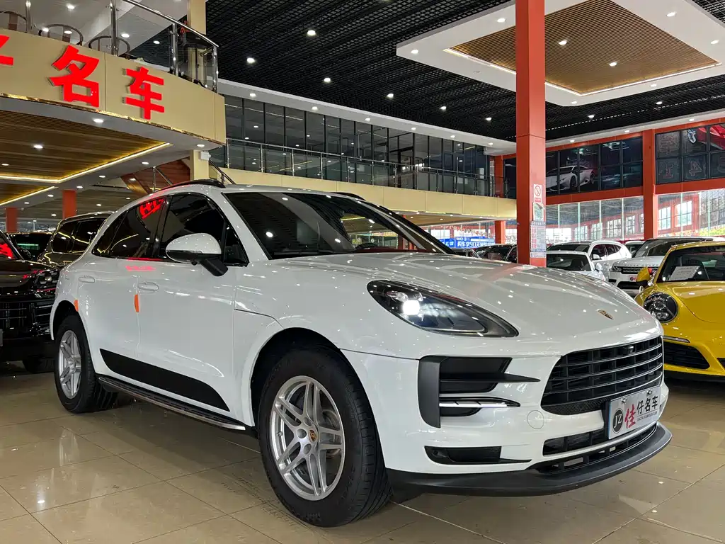 PORSCHE MACAN