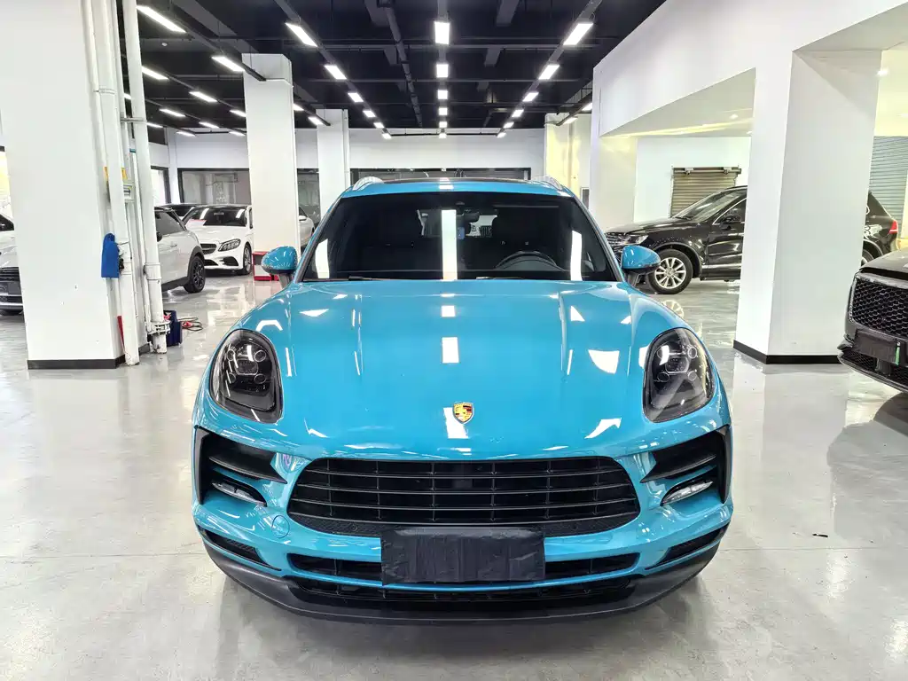 PORSCHE MACAN