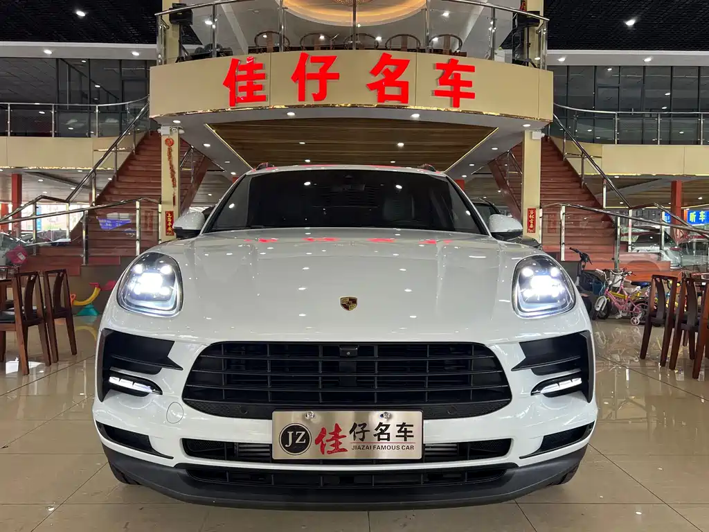 PORSCHE MACAN
