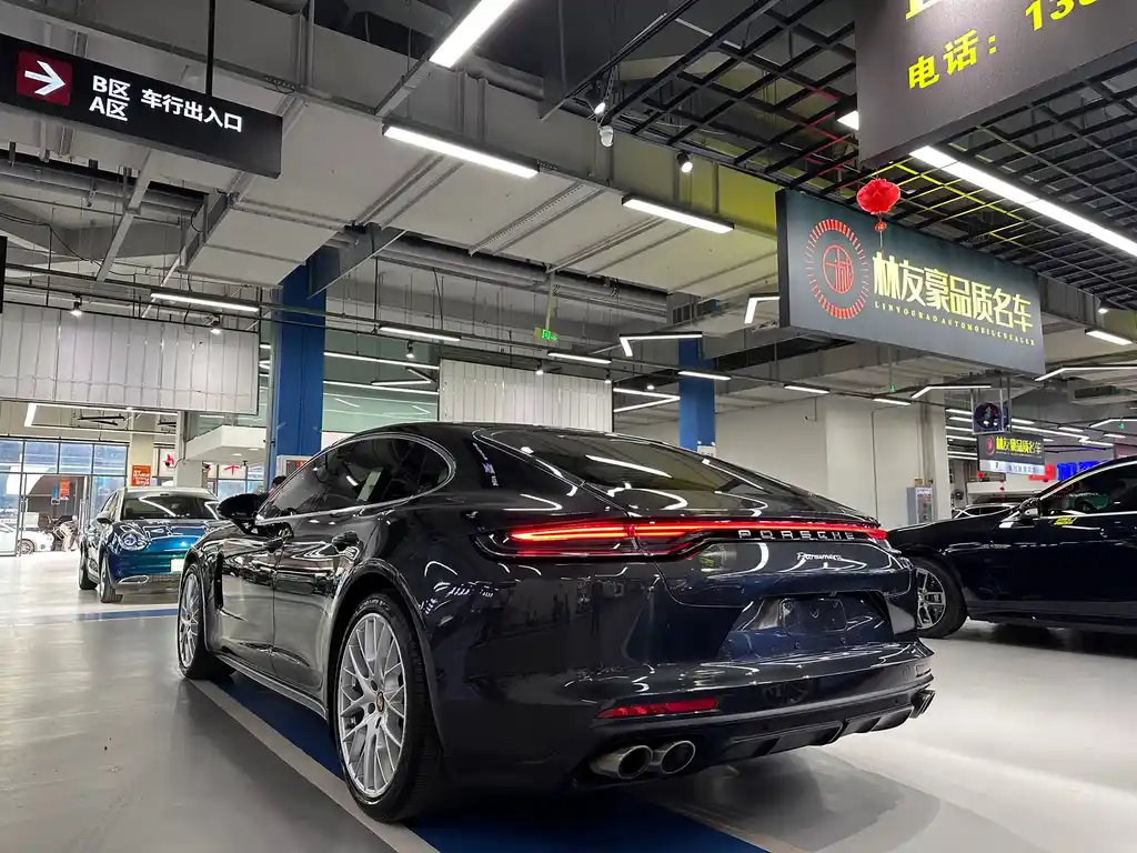PORSCHE PANAMERA