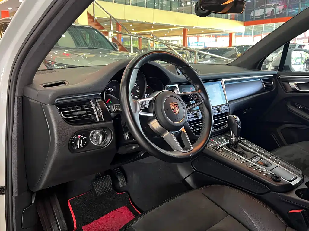 PORSCHE MACAN