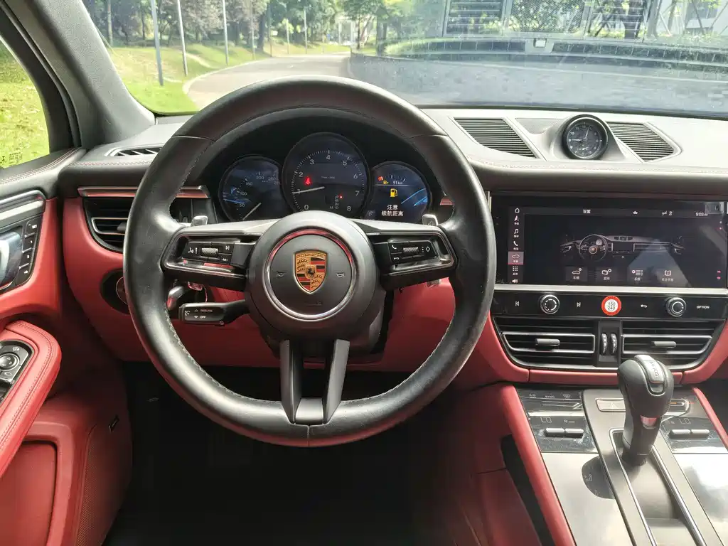 PORSCHE MACAN