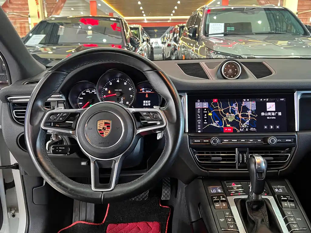 PORSCHE MACAN