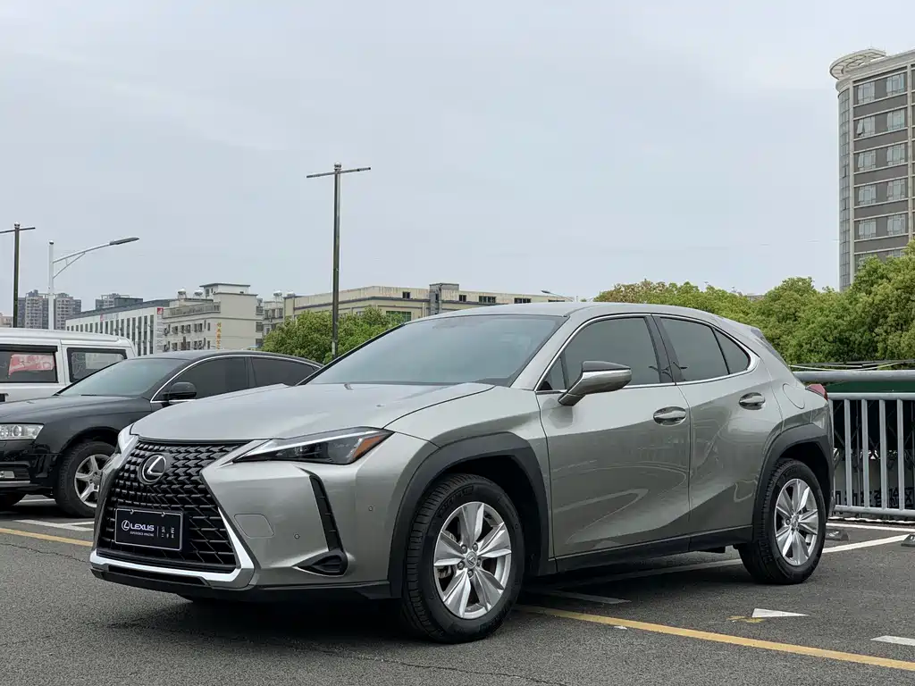 Лексус UX 2024 года 300h Рыцарь-исследователь 1000 km 2024