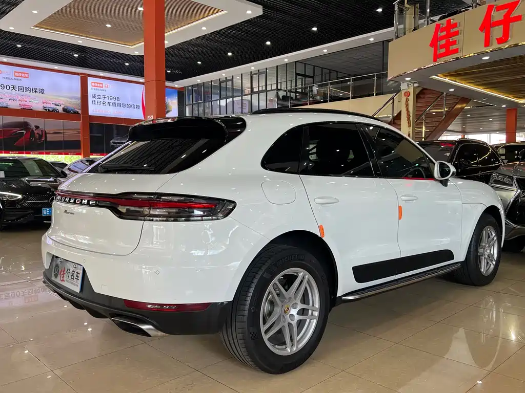 PORSCHE MACAN
