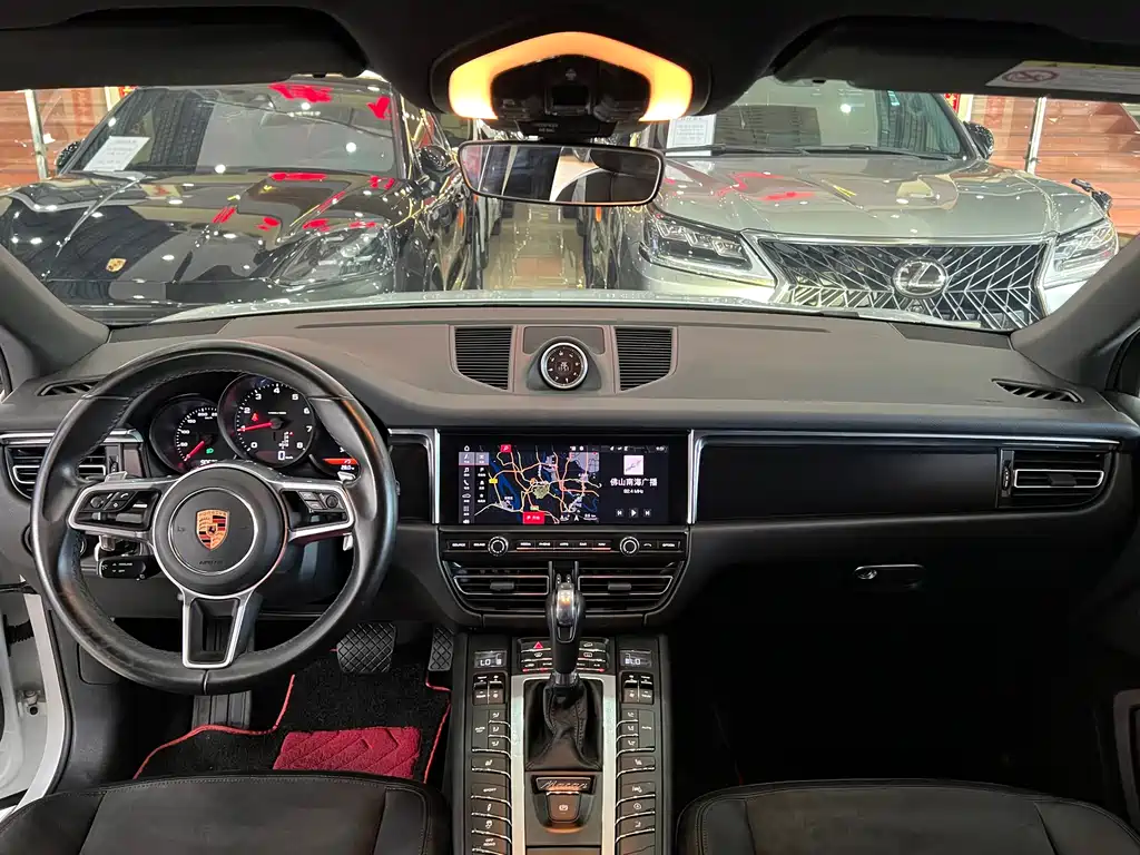 PORSCHE MACAN