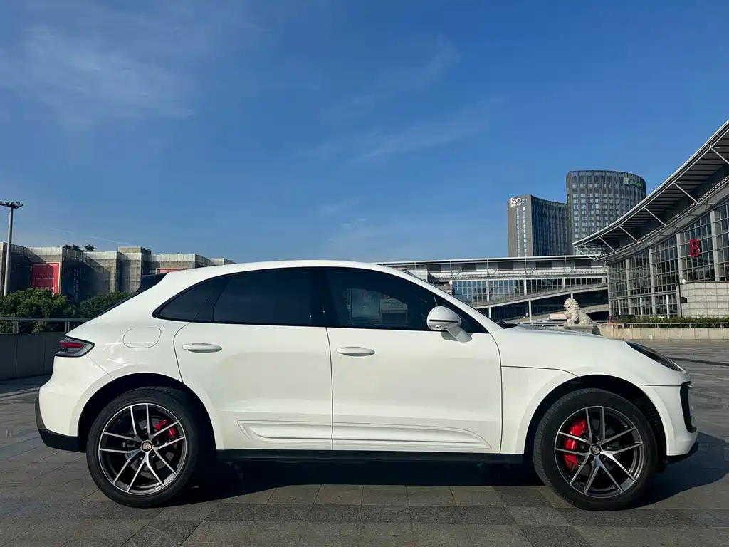 PORSCHE MACAN