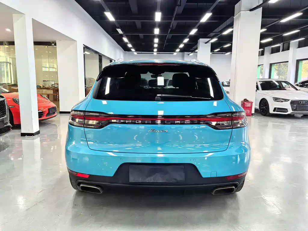 PORSCHE MACAN