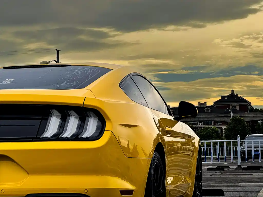 FORD MUSTANG