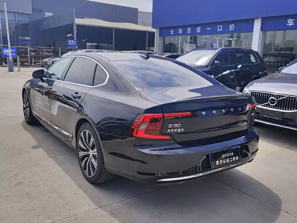 VOLVO  S90