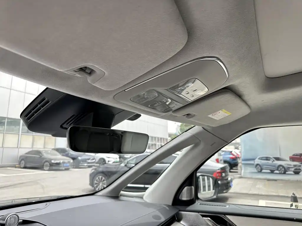 Volvo EM90 2025 Ultra мест