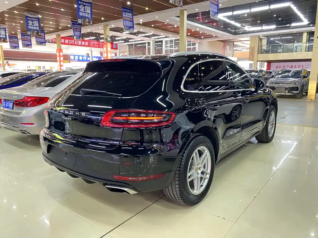 PORSCHE MACAN