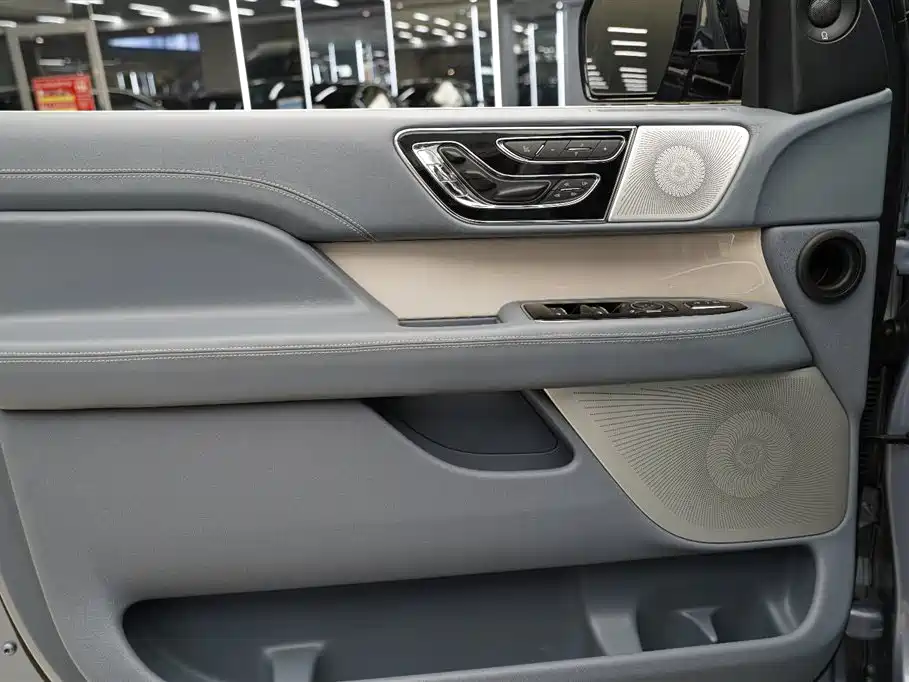 LINCOLN NAVIGATOR
