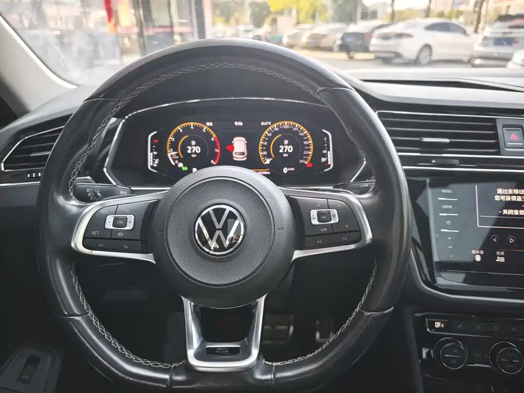 VOLKSWAGEN TIGUAN L