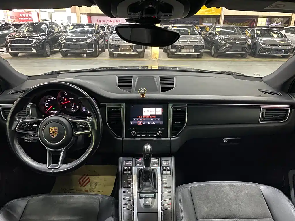 PORSCHE MACAN