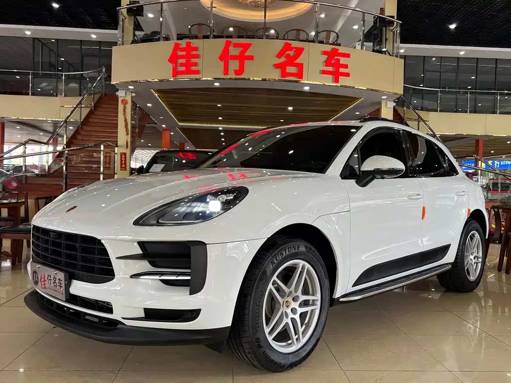 PORSCHE MACAN