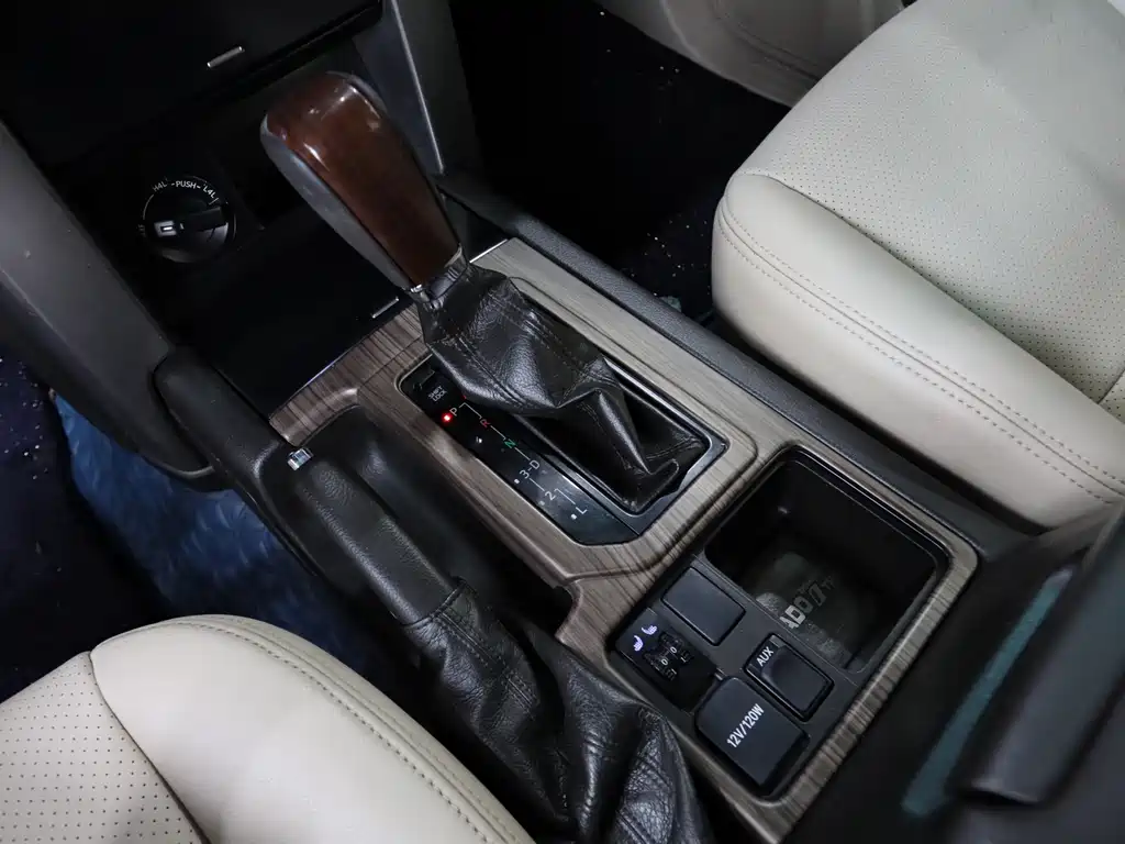Toyota Land Cruiser Prado 2010 2.7L AT Luxury