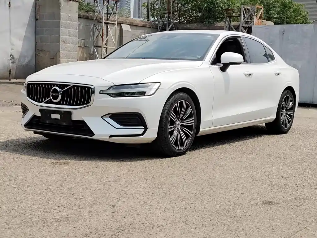 Volvo S60 2022 B4 Престижная версия 60000 km 2022