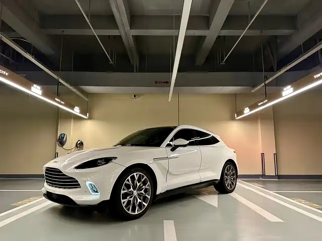 ASTON MARTIN  DBX 2021