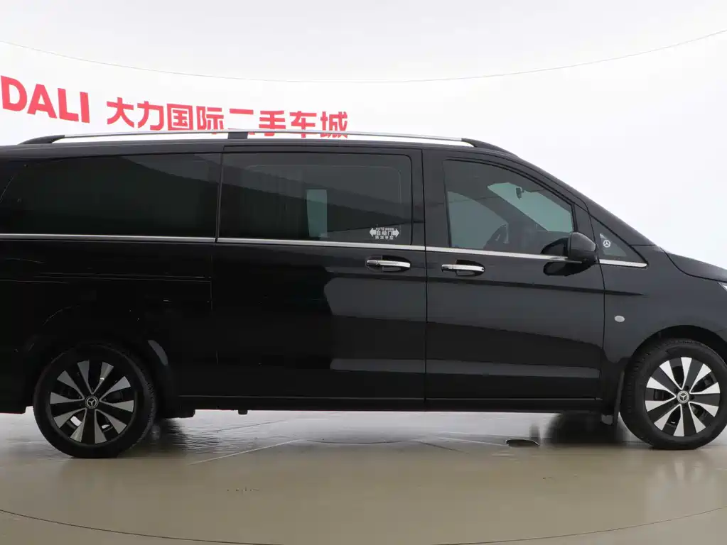 Mercedes-Benz Vito 2023 2.0T Elite 7 мест