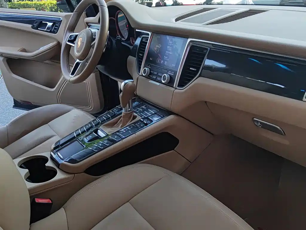 PORSCHE MACAN