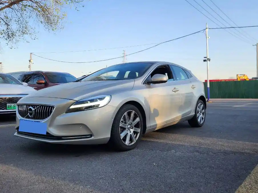 VOLVO  V40