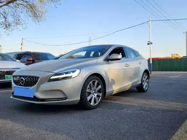 VOLVO  V40 2017
