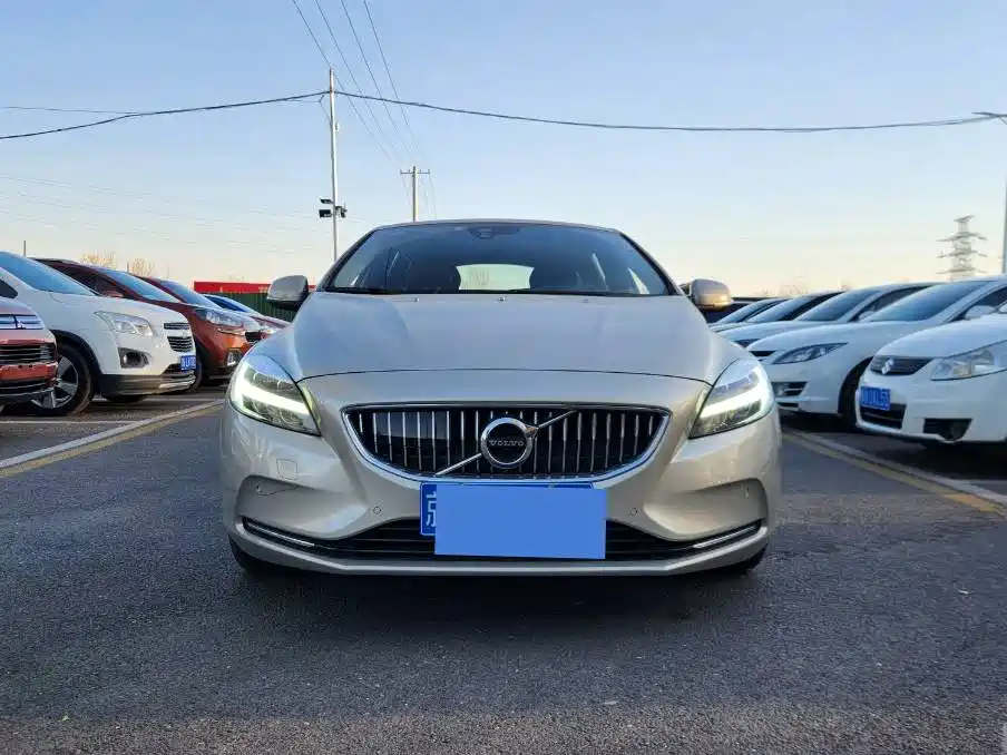 VOLVO  V40