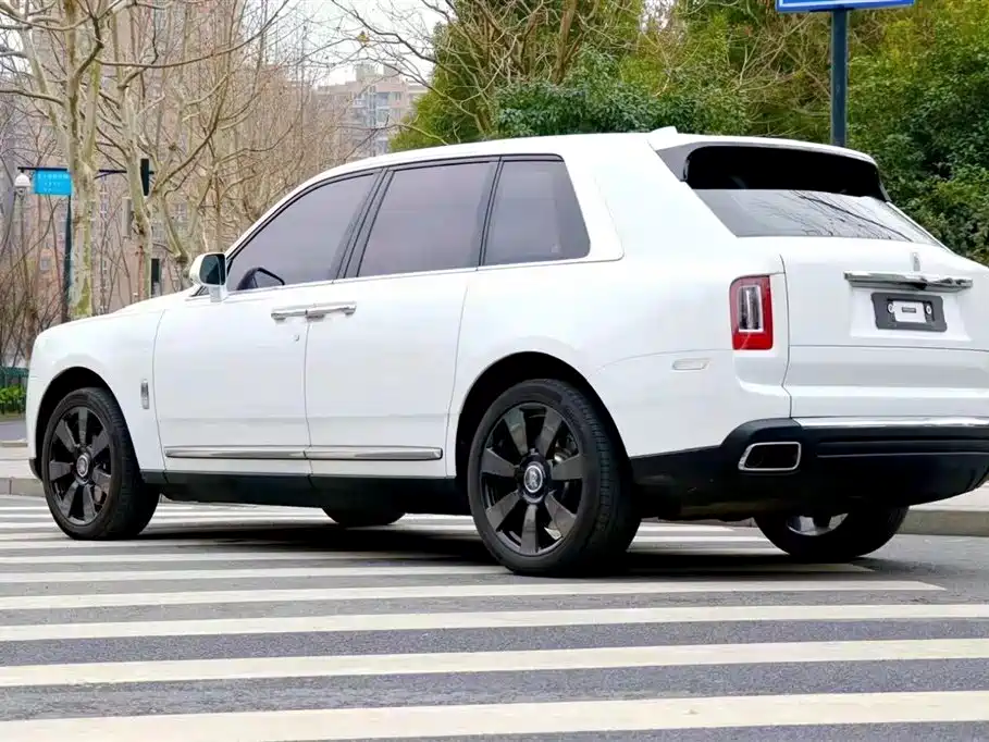 Rolls-Royce Cullinan 2018 мест