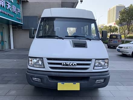 依维柯得意 2017款 2.5T A35客车低顶5-7座47Z5