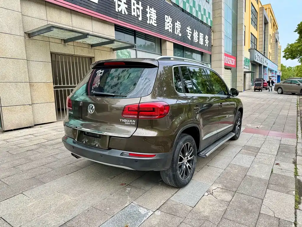 VOLKSWAGEN TIGUAN