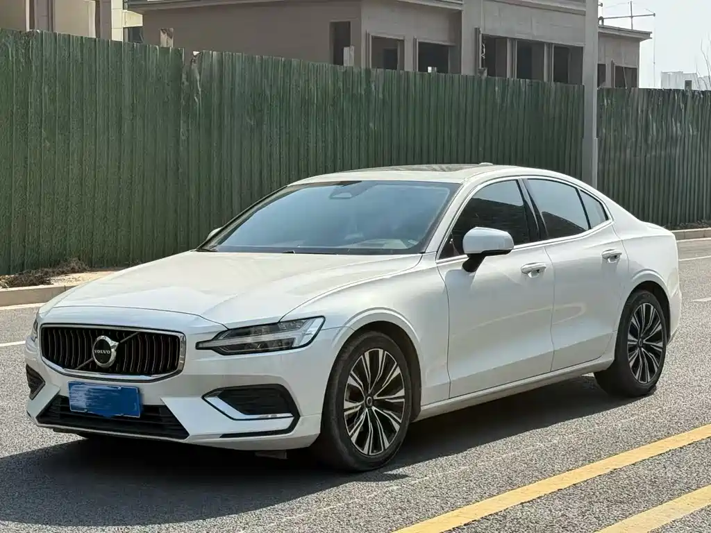 Volvo S60 2024 года B4 Престижная версия 50000 km 2023