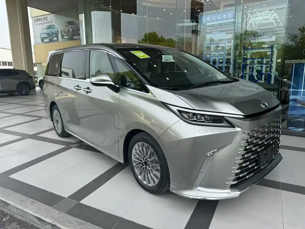 Lexus LM 0