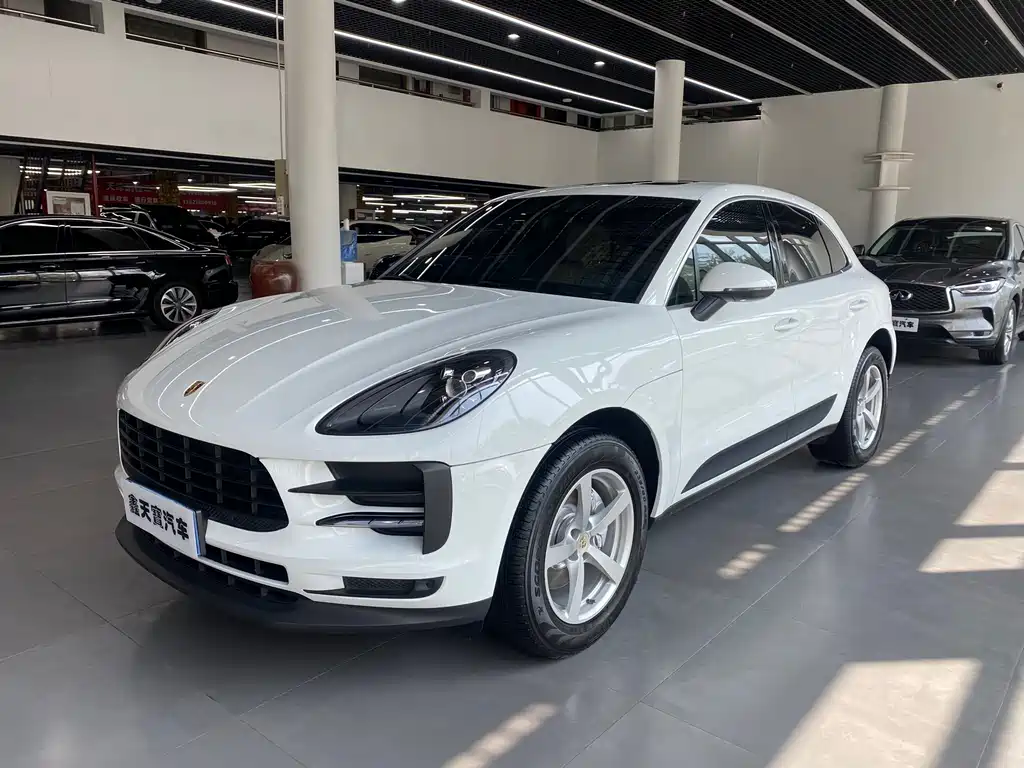PORSCHE MACAN