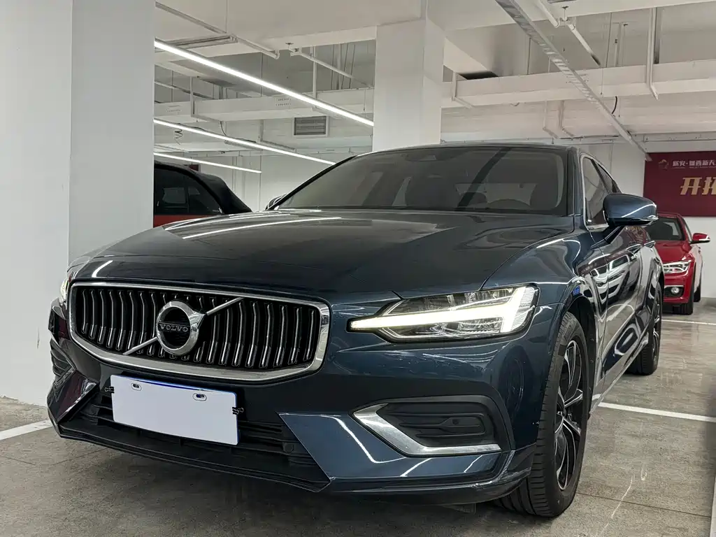 Volvo S60 2021 года T4 Престижная версия 32000 km 2021