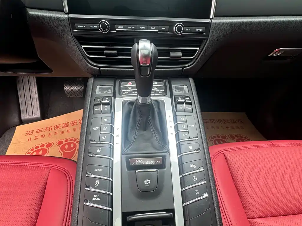 PORSCHE MACAN