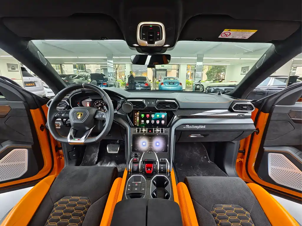 LAMBORGHINI URUS