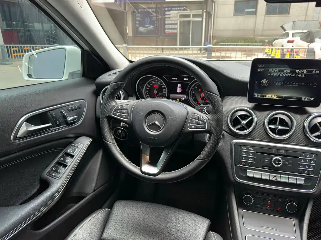 MERCEDES-BENZ GLA