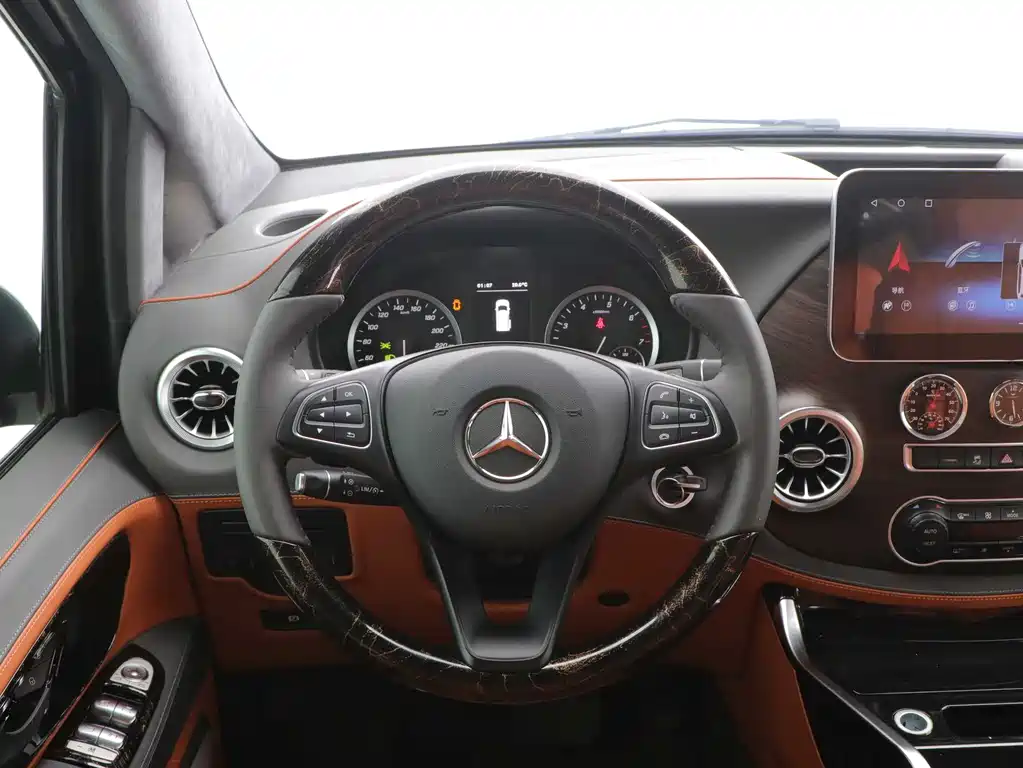 Mercedes-Benz Vito 2023 2.0T Elite 7 мест